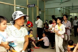 Bệnh nhi được đưa đến khám, điều trị tại Bệnh viện Nhi Trung ương. (Ảnh: Dương Ngọc/TTXVN)