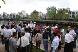 Khách quốc tế tham quan kênh Nhiêu Lộc-Thị Nghè, TP.HCM. (Ảnh: Hoàng Hải/TTXVN)