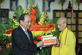 Phó Thủ tướng Nguyễn Xuân Phúc chúc mừng Hòa thượng Thích Phổ Tuệ, Pháp chủ Giáo hội Phật giáo Việt Nam tại chùa Giáng, Phú Xuyên, Hà Nội. (Ảnh: Nguyễn Dân/TTXVN)