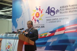 Bộ trưởng Ngoại giao Malaysia Anifah Aman phát biểu tại họp báo. (Ảnh: Kim Dung-Chí Giáp/Vietnam+)