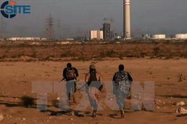 Phiến quân IS tại thành phố Sirte sau khi chiếm nhà máy điện của thành phố này ngày 9/6 vừa qua. (Ảnh: AFP/TTXVN)