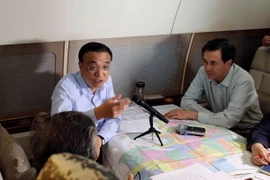 Thủ tướng Trung Quốc Lý Khắc Cường chỉ đạo công tác cứu hộ cứu nạn tàu khách bị chìm ở sông Dương Tử ngày 1/6 vừa qua. (Ảnh: THX/TTXVN)