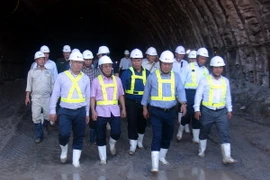 Bộ trưởng Đinh La Thăng chúc Tết các đơn vị thi công hầm đèo Cả