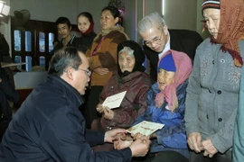 Tặng quà Tết cho đồng bào nghèo, gia đình chính sách ở Đắk Lắk