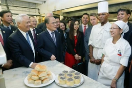 Chủ tịch Quốc hội Nguyễn Sinh Hùng đến thăm khách sạn Ommi Parker - nơi Bác Hồ từng làm việc. (Ảnh: Nhan Sáng/TTXVN)