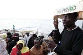 Người di cư tại bờ biển Ventimiglia, Italy ngày 14/6 vừa qua sau khi bị từ chối nhập cảnh vào Pháp. (Ảnh: AFP/TTXVN)