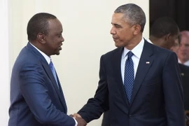 Tổng thống Kenya Uhuru Kenyatta (trái) và Tổng thống Mỹ Barack Obama đang trong chuyến thăm chính thức Kenya. (Ảnh: AFP/TTXVN) 