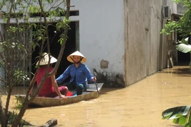 Thuyền nhôm trở thành phương tiện đi lại của các hộ dân trong những ngày mưa lũ. (Ảnh: Duy Hưng/TTXVN)