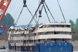 Hệ thống cần trục được triển khai để trục vớt tàu chìm (giữa) trên sông Dương Tử ngày 5/6 vừa qua. (Ảnh: THX/TTXVN)