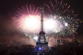 Pháo hoa được bắn lên bầu trời quanh tháp Eiffel ở thủ đô Paris, mừng ngày Quốc khánh Pháp 14/7 vừa qua. (Ảnh: AFP/TTXVN)