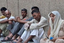 Thân nhân nạn nhân thiệt mạng trong vụ nổ súng ở khu vực tranh chấp Kashmir. (Ảnh: AFP/TTXVN)