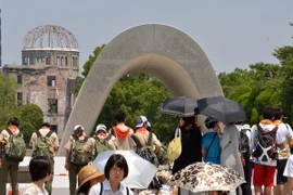 Người dân Nhật Bản tưởng niệm các nạn nhân bom nguyên tử tại Công viên Hòa bình ở Hiroshima ngày 5/8. (Ảnh: AFP/TTXVN)