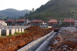 Xây dựng cơ sở hạ tầng tại điểm tái định cư phường Chiêng Sinh, thành phố Sơn La. (Ảnh: Ngọc Hà/TTXVN)