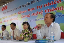 Ban tư vấn xét tuyển đại họi, cao đẳng cung cấp thông tin xét tuyển chung của nhóm ngành Khoa học tự nhiên-Kỹ thuật-Nông lâm-Công nghệ. (Ảnh: Phương Vy/TTXVN)