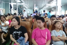 Khách du lịch Cô Tô trên tàu trở về đất liền. (Ảnh: Thu Báu/TTXVN)
