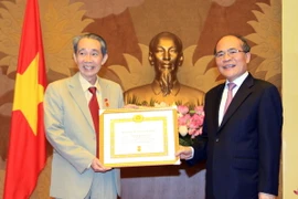 Chủ tịch Quốc hội Nguyễn Sinh Hùng trao Huy hiệu 50 năm tuổi Đảng cho ông Trương Quang Được, nguyên Phó Chủ tịch Quốc hội. (Ảnh: An Đăng/TTXVN)