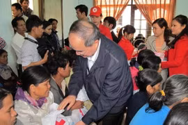 Chủ tịch MTTQ Việt Nam thăm và tặng quà ngư dân Phú Yên