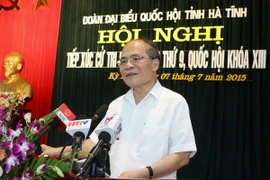 Chủ tịch Quốc hội Nguyễn Sinh Hùng phát biểu tại buổi tiếp xúc cử tri. (Ảnh: Nhan Sáng/TTXVN)