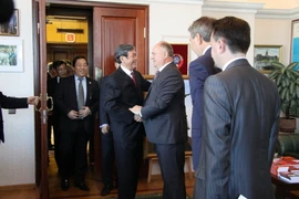 Ông Đinh Thế Huynh, Trưởng Ban Tuyên giáo Trung ương và ông Ghenady Ziuganov, Chủ tịch Đảng Cộng sản Liên bang Nga. (Ảnh: Quế Anh/Vietnam+)