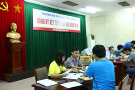 Thí sinh nộp hồ sơ tại Trường Đại học Bách Khoa Hà Nội. (Ảnh: Quý Trung/TTXVN)