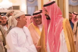 Bộ trưởng Quốc phòng Saudi Arabia Mohammed bin Salman đón Tổng thống Abd-Rabbo Mansour Hadi (trái) tại căn cứ không quân Riyadh. (Ảnh: THX/TTXVN)
