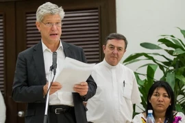 Điều phối viên về nhân đạo và dân cư của Liên hợp quốc tại Colombia Fabrizio Hochschild (trái). (Ảnh: AFP/TTXVN) 