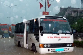 Mưa lớn gây ngập đường Nguyễn Văn Cừ, thành phố Hạ Long, khiến nhiều xe ôtô bị chết máy. Ảnh chụp lúc 7 giờ 30 phút ngày 28/7. (Ảnh: Văn Đức/TTXVN)