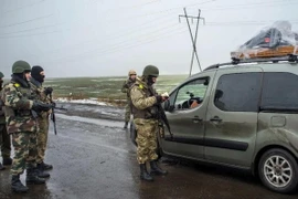 Binh sỹ Ukraine rút khỏi nhà ga mới của sân bay Donetsk