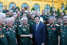 Chủ tịch nước Trương Tấn Sang với các đại biểu tại buổi gặp mặt. (Ảnh: Nguyễn Khang/TTXVN)