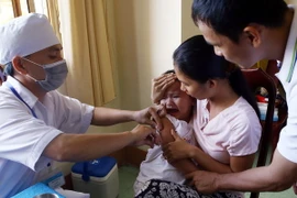Tiêm vắcxin phòng viêm não Nhật Bản cho trẻ. (Ảnh: Duy Khương/TTXVN)