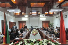 Hội đàm giữa lãnh đạo tỉnh Tiền Giang và tỉnh Maputo. (Ảnh: Nguyễn Đức/Vietnam+)