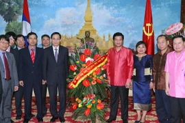 Thắm tình anh em Việt-Lào ngày Tết cổ truyền Bun-pi-may 2015 