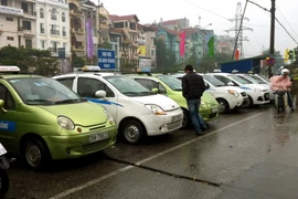 Dịch vụ vận tải hành khách bằng xe taxi và xe khách tuyến cố định tại bến xe Lương Yên, Hà Nội. (Ảnh: Hoàng Hùng/TTXVN)
