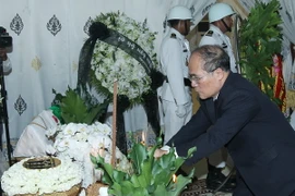 Chủ tịch Quốc hội Nguyễn Sinh Hùng thắp hương tưởng niệm Samdech Chea Sim. (Ảnh: Nhan Sáng/TTXVN)