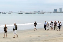 Khách du lịch quốc tế trên bãi biển Đà Nẵng. (Ảnh: Trần Lê Lâm/TTXVN)