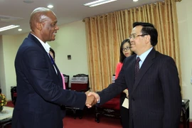 Ông Hoàng Bình Quân, Trưởng Ban Đối ngoại Trung ương tiếp ông Christopher Matlhako, Trưởng ban Đối ngoại Đảng Cộng sản Nam Phi. (Ảnh: An Đăng/TTXVN)