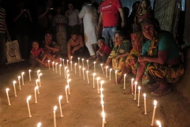 Người dân Banladssh thắp nến tại lễ kỷ niệm ở Panchgarh ngày 1/8. (Ảnh: THX/TTXVN)