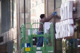 Công nhân dọn vệ sinh bên ngoài một tòa nhà ở New York ngày 4/10/2014. (Ảnh: AFP/TTXVN)