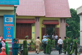 Lực lượng công an huyện Hướng Hóa phong tỏa hiện trường ngay sau khi sự việc xảy ra. (Ảnh: Hồ Cầu/TTXVN)