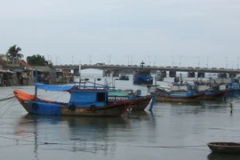 Tàu cá neo đậu tránh trú bão. (Ảnh: Nguyên Lý/TTXVN)