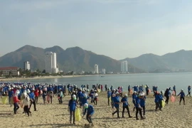 Hơn 1.000 sinh viên tham gia nhặt rác, làm sạch bãi biển Nha Trang. (Ảnh: Nguyên Lý/TTXVN)