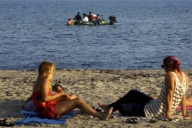 Đảo Kos chật cứng, Hy Lạp dùng phà biển để tiếp nhận người di cư