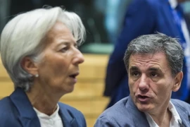 Bộ trưởng Tài chính Hy Lạp Euclid Tsakalotos (phải) và Giám đốc điều hành Quỹ tiền tệ Quốc tế (IMF) Christine Lagarde. (Ảnh: AFP/TTXVN)