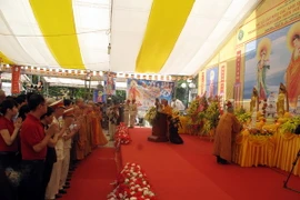 Các đại biểu, tăng ni, phật tử dâng hương tưởng niệm trước anh linh các Anh hùng, liệt sỹ. (Ảnh: Chu Quốc Hùng/TTXVN) 