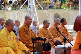 Nghi lễ cầu siêu các Anh hùng Liệt sỹ. (Ảnh: Đỗ Bình/TTXVN)