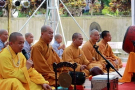 Nghi lễ cầu siêu các Anh hùng Liệt sỹ. (Ảnh: Đỗ Bình/TTXVN)