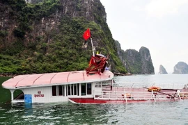 Va tàu chở đá, tàu du lịch chở 48 người chìm giữa Vịnh Hạ Long