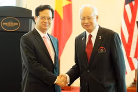 Thủ tướng Nguyễn Tấn Dũng và Thủ tướng Malaysia Najib Razak. (Ảnh: Đức Tám/TTXVN)
