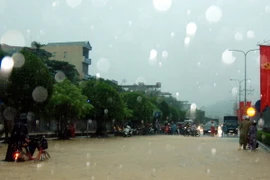 Mưa lớn gây ngập đường Nguyễn Văn Cừ, thành phố Hạ Long gây ách tắc giao thông. (Ảnh: Văn Đức/TTXVN)