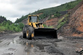 Công ty Quản lý cầu-đường bộ 1 thuộc Sở Giao thông vận tải Quảng Ninh tổ chức dọn vệ sinh môi trường các điểm sạt lở đất tại thành phố Cẩm Phả. (Ảnh: Văn Đức/TTXVN)